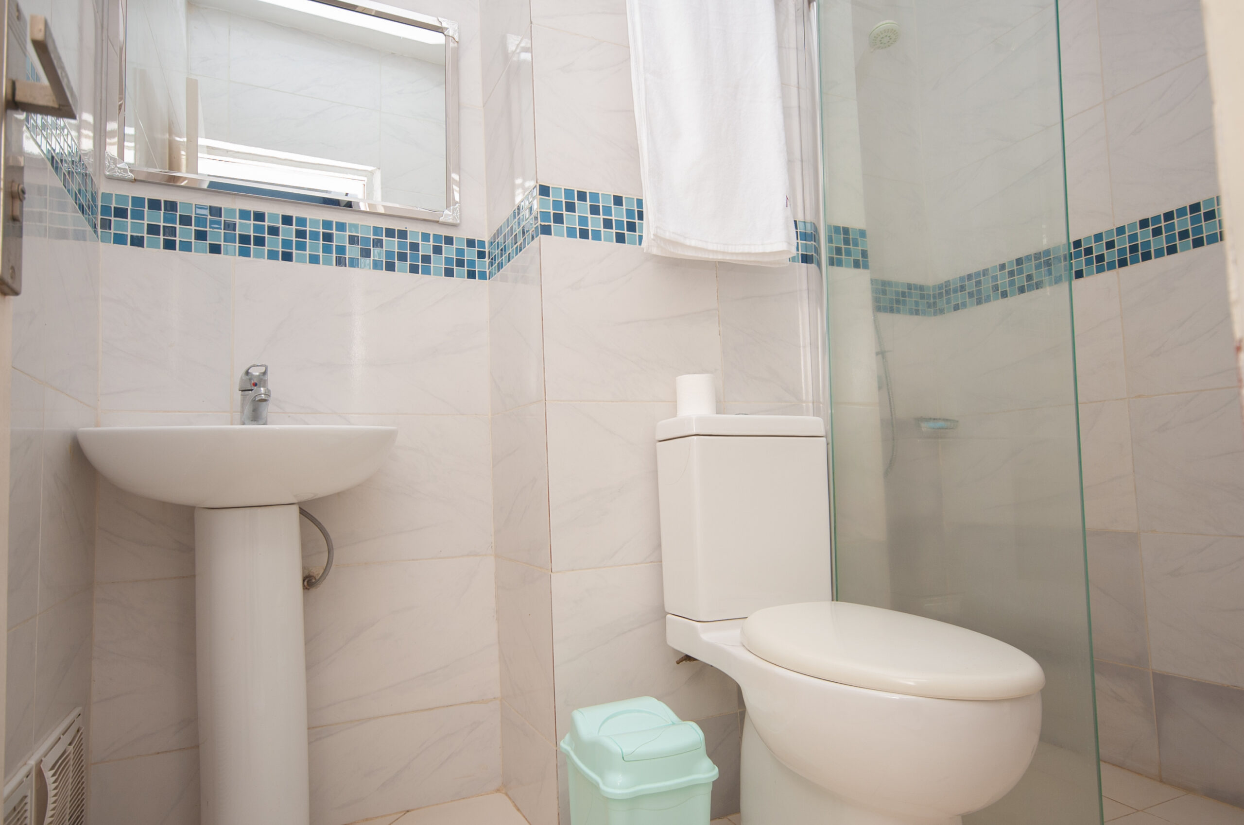 Studios américains meublés, lits doubles.