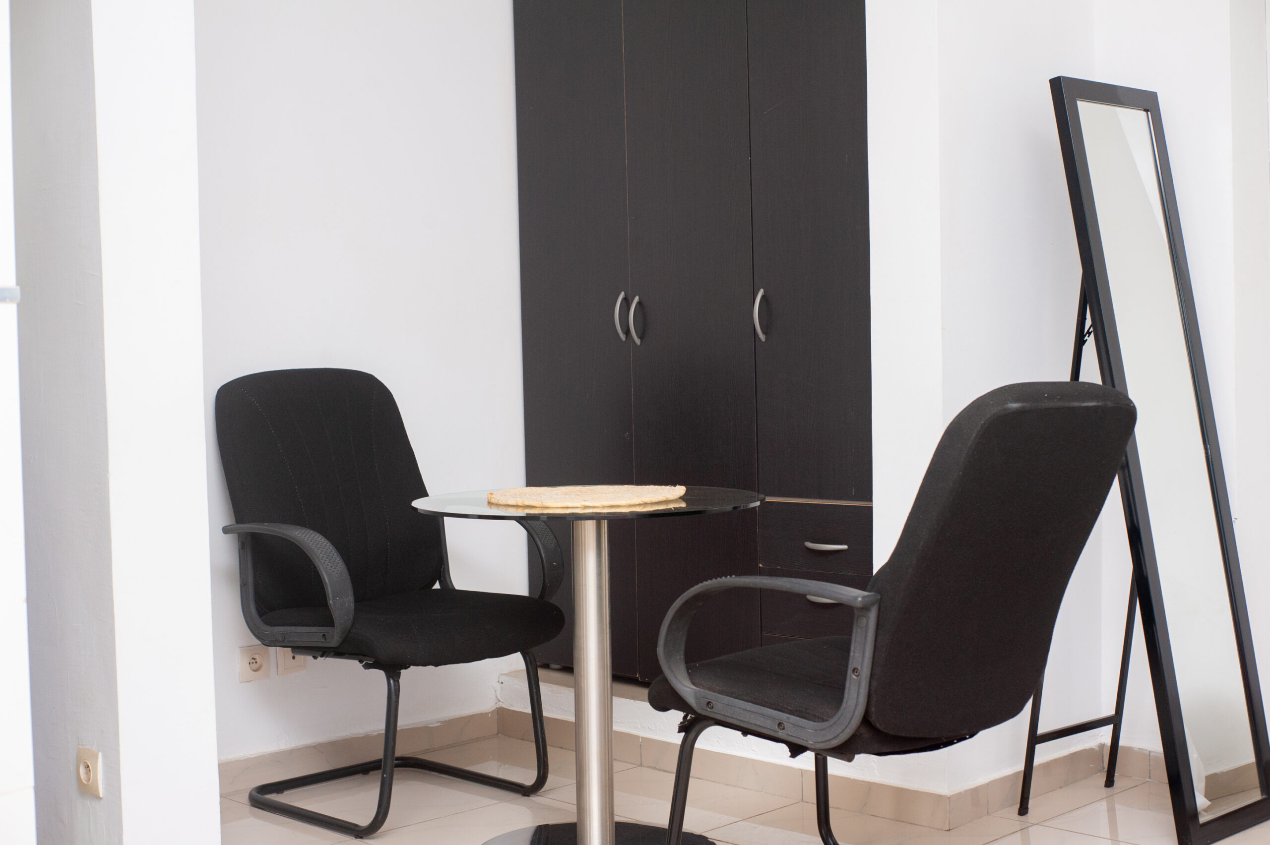 Studios américains meublés, lits doubles.